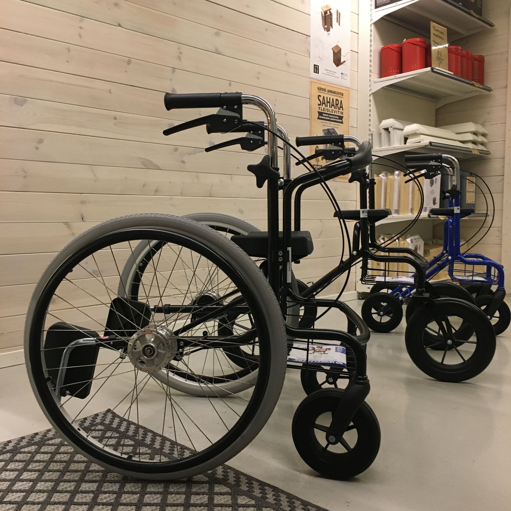Liikkumisen apuvälineet kauttamme. Etualalla Wheellator, kotimainen innovaatio - pyörätuoli ja rollaattori samassa paketissa.