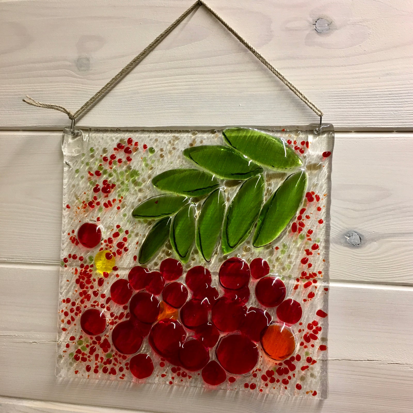 Pihlaja lasisulatustaulussa hehkuvat syksyiset pihlajanmarjat. Lasiateljee Morfo.