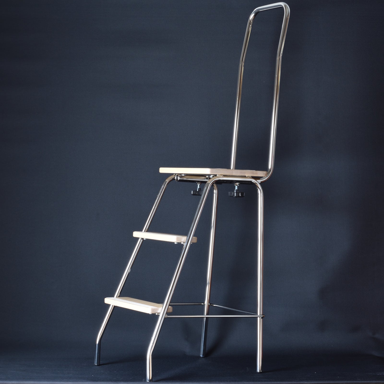 OIVA TURVA porrasjakkara nousutuella, turvallinen ja tukeva porrasjakkara